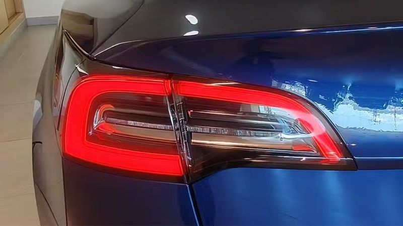 Tesla Model 3 • 2021 • 33,340 km 5