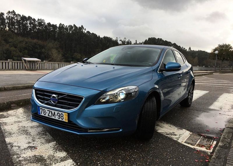 Volvo V40 • 2015 • 120,000 km 1