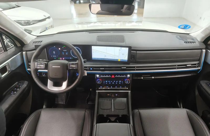 Hyundai Santa Fe • 2025 • 8,417 km 5