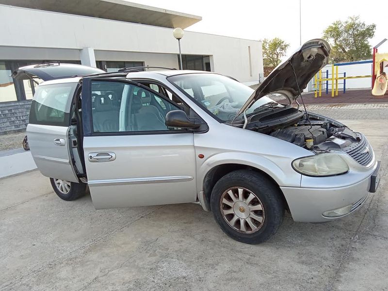 Chrysler Voyager • 2002 • 240,000 km 2