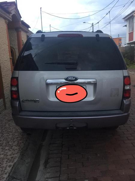 Ford Explorer • 2010 • 145,000 km 3