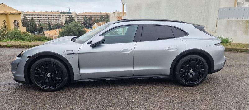 Porsche Taycan • 2022 • 40,000 km 2