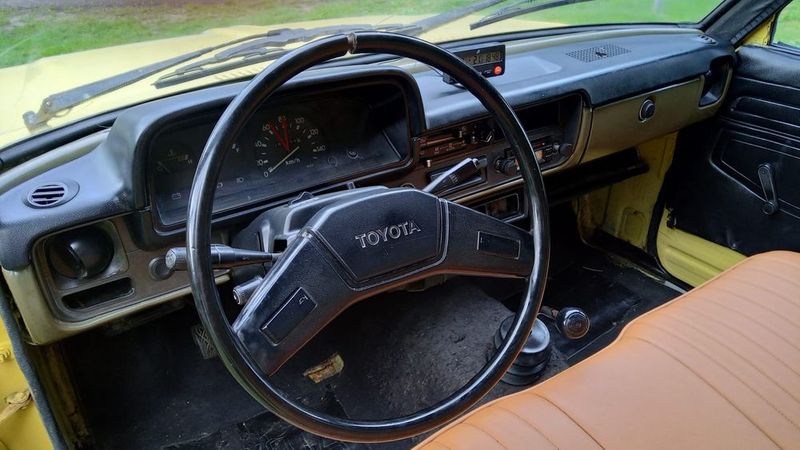 Toyota Hilux • 1983 • 350,000 km 5