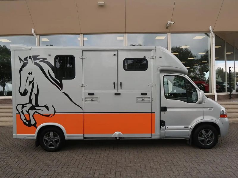Renault Master • 2011 • 208,000 km 2
