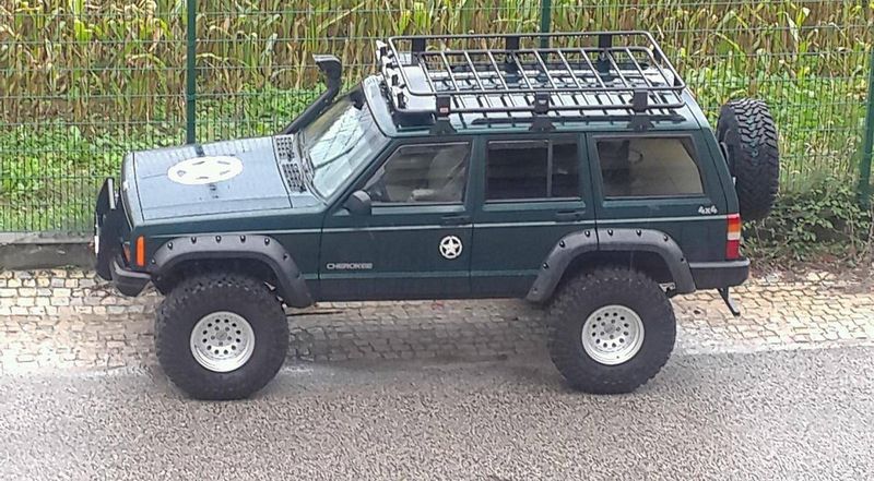 Jeep Cherokee • 2000 • 199,999 km 3