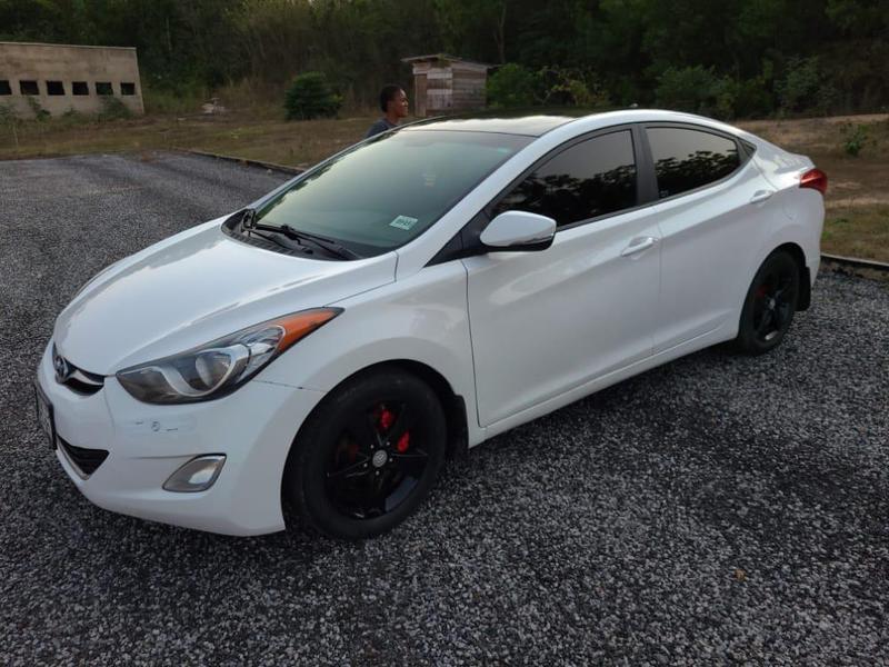 Hyundai Elantra • 2012 • 51,684 km 4