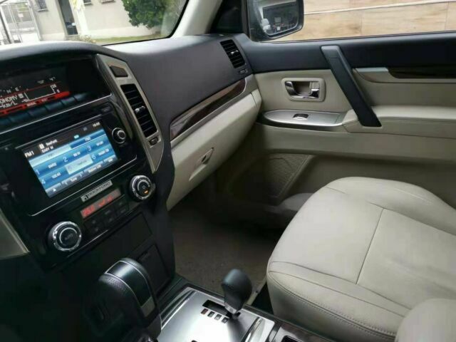 Mitsubishi Pajero • 2017 • 77,000 km 3