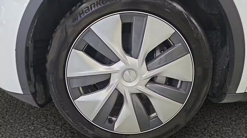 Tesla Model Y • 2024 • 16,942 km 32