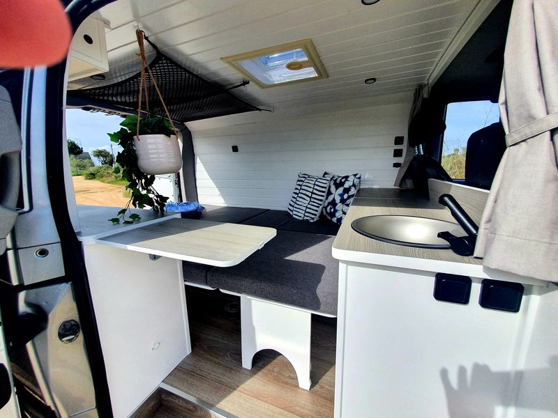 Mercedes-Benz 210 Van • 2013 • 80,000 km 7