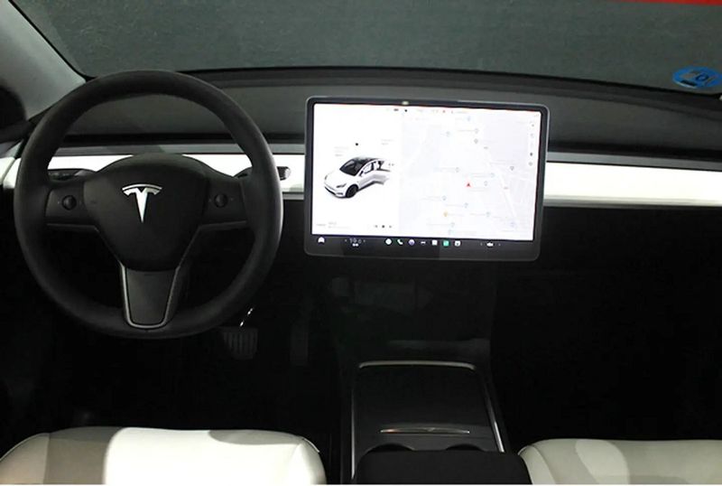 Tesla Model Y • 2023 • 18,300 km 10