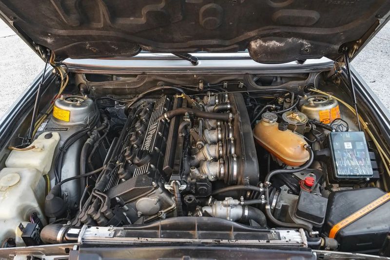 BMW M5 • 1987 • 151,000 km 12