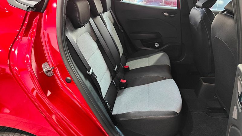 Renault Clio • 2024 • 1,933 km 6