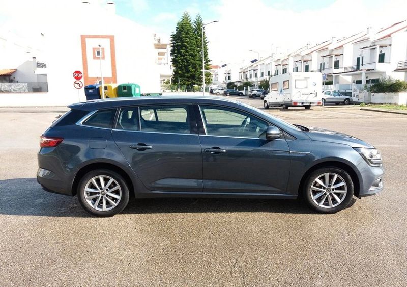 Renault Mégane • 2018 • 99,999 km 2