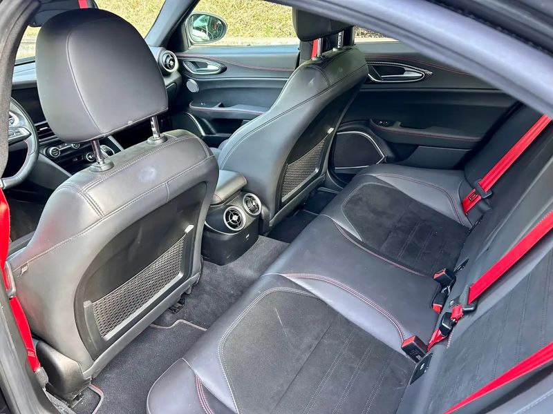 Alfa Romeo Giulia • 2020 • 45,000 km 5