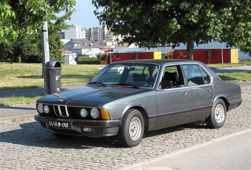 BMW 7 • 1985 • 190,000 km 1