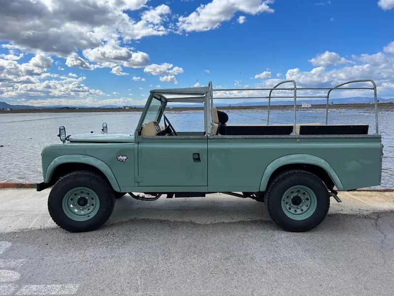 Land Rover Defender • 1983 • 35,000 km 3