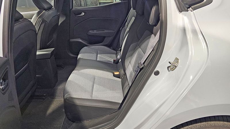 Renault Clio • 2024 • 6,088 km 8