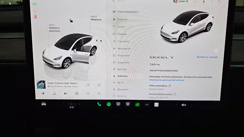 Tesla Model Y • 2024 • 7,925 km 5