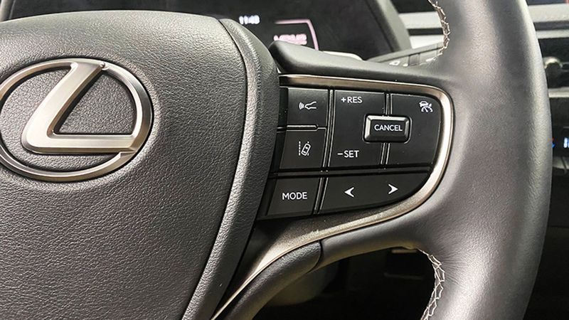 Lexus UX • 2022 • 9,000 km 10