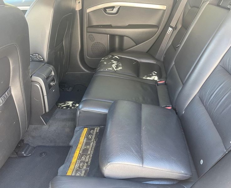 Volvo V70 • 2010 • 301,000 km 4