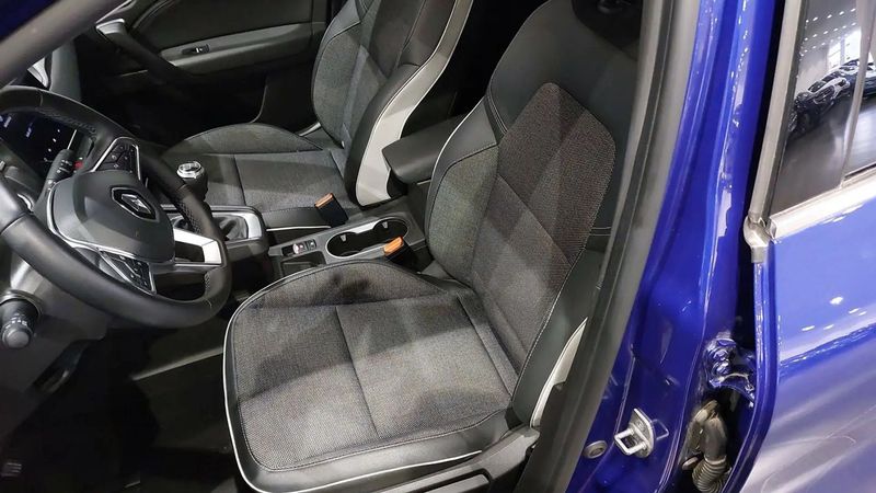 Renault Captur • 2023 • 8,238 km 6