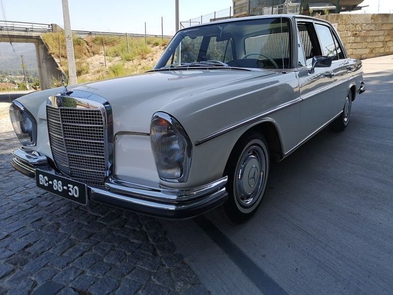 Mercedes-Benz 200 - 300 • 1970 • 17,000 km 1