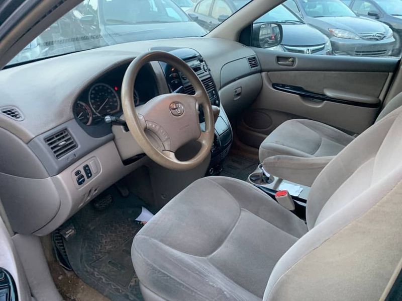 Toyota Sienna • 2005 • 106,354 km 2