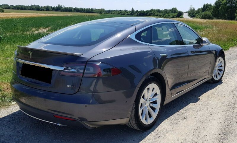 Tesla Model S • 2015 • 168,000 km 11