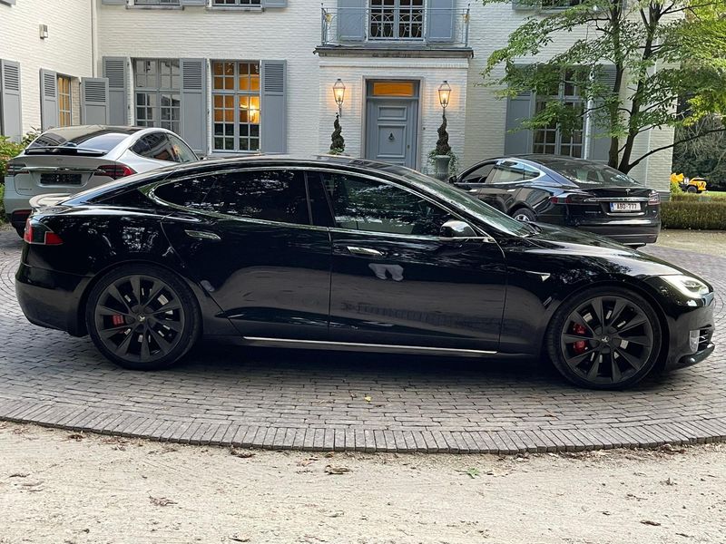 Tesla Model S • 2020 • 57,000 km 6