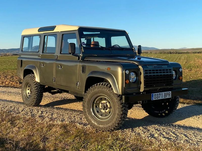 Land Rover Defender • 2001 • 184,000 km 1