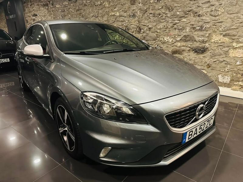 Volvo V40 • 2019 • 90,000 km 1