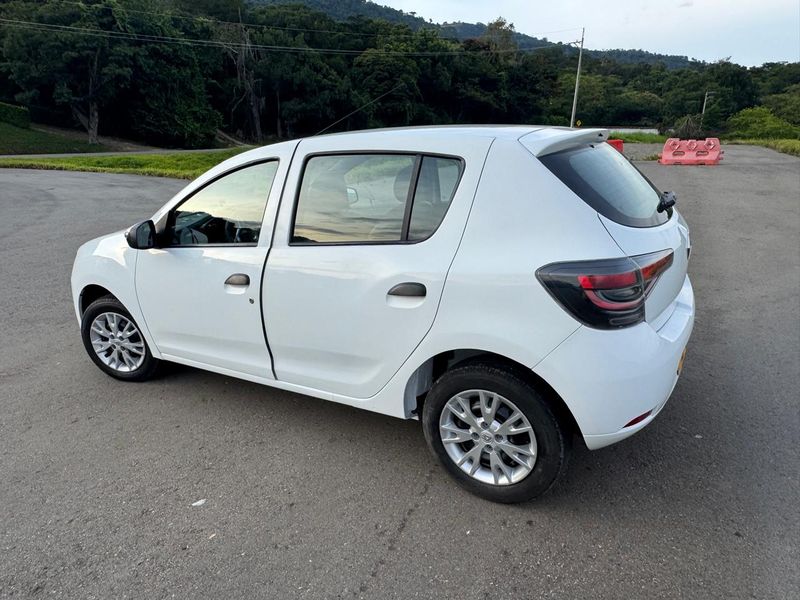 Renault Sandero • 2023 • 60,000 km 4