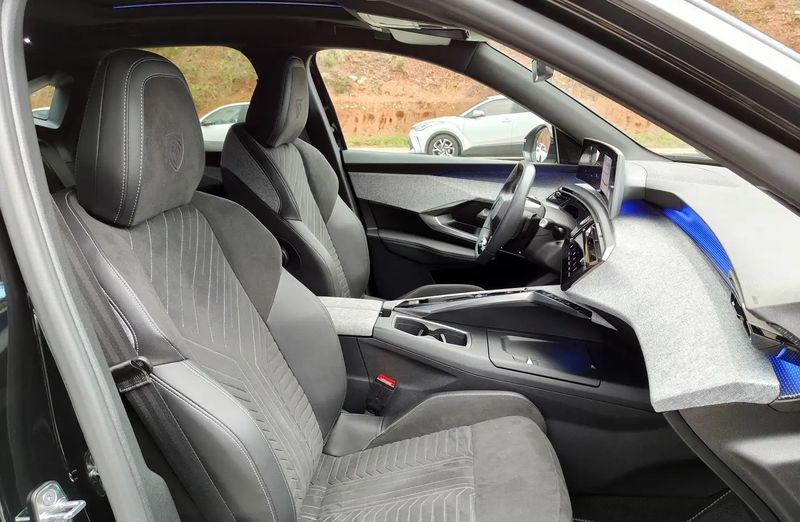 Peugeot 3008 • 2024 • 10,990 km 12