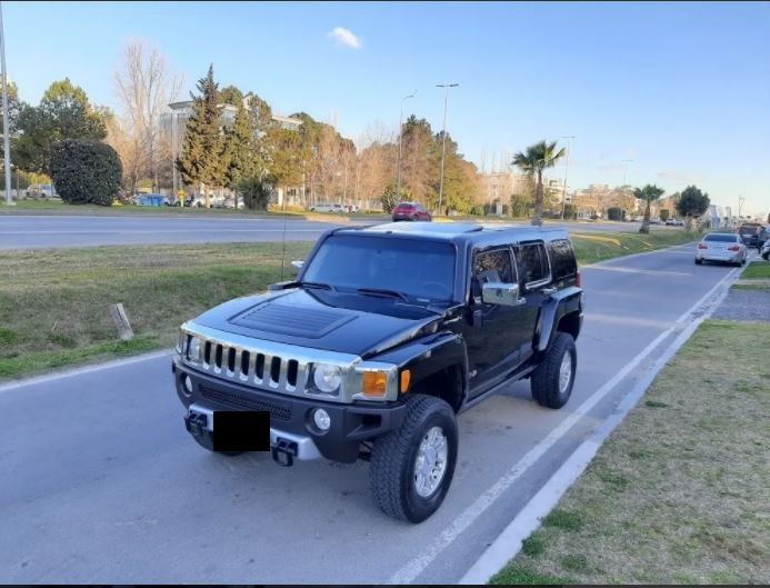 Hummer H3 • 2012 • 90,000 km 5