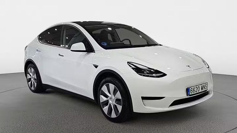 Tesla Model Y • 2024 • 7,925 km 2