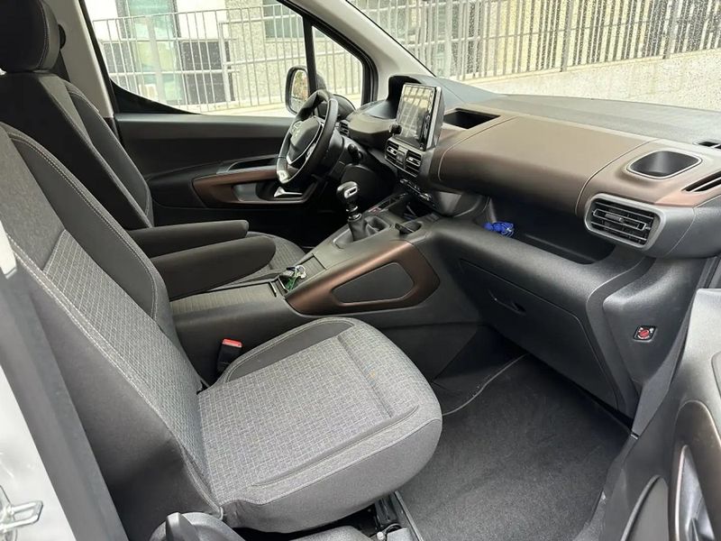 Peugeot 108 • 2022 • 34,500 km 9