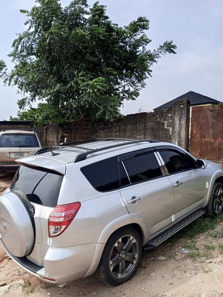 Toyota RAV4 • 2010 • 110,000 km 2