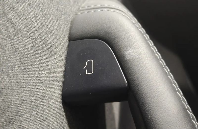 Tesla Model 3 • 2024 • 26,061 km 9