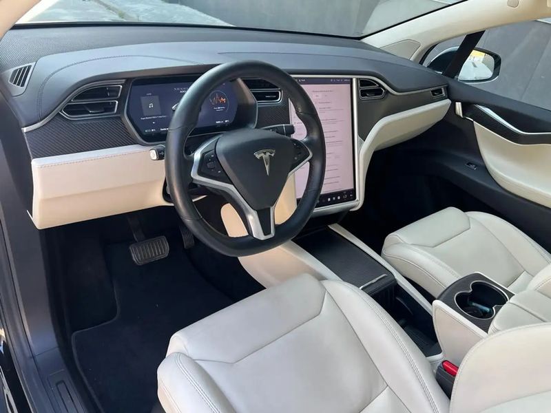 Tesla Model X • 2018 • 95,000 km 4