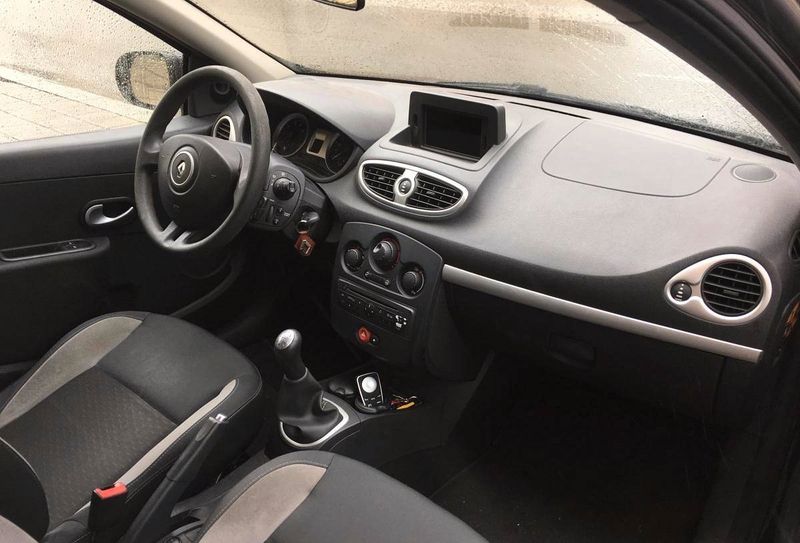 Renault Clio • 2010 • 2,010 km 2