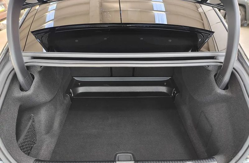 Mercedes-Benz E • 2023 • 37,381 km 13