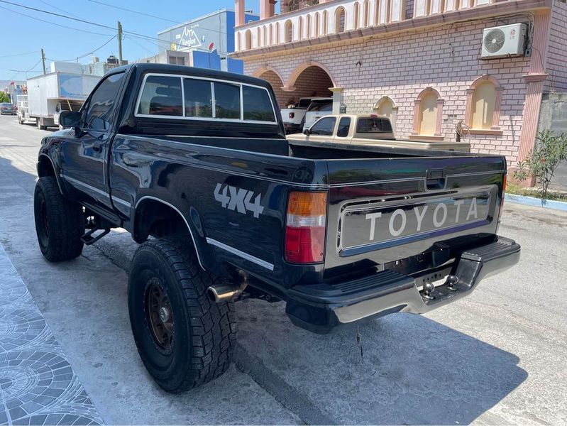 Toyota Tacoma • 2001 • 140,000 km 3