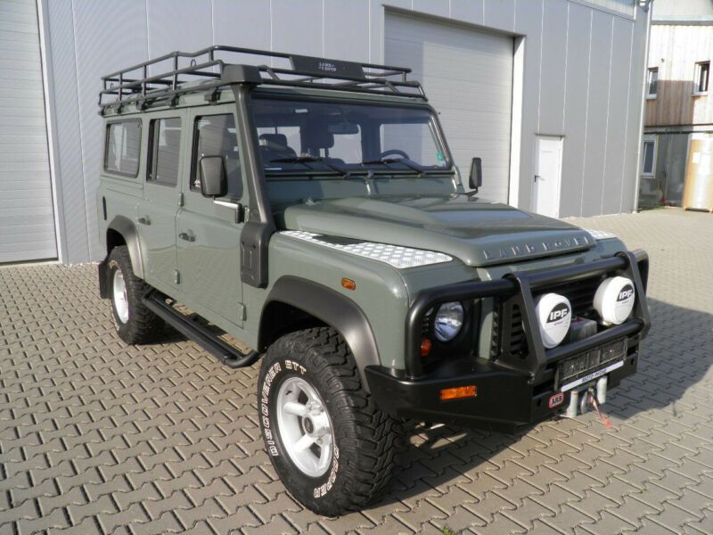 Land Rover Defender • 2010 • 93,000 km 1