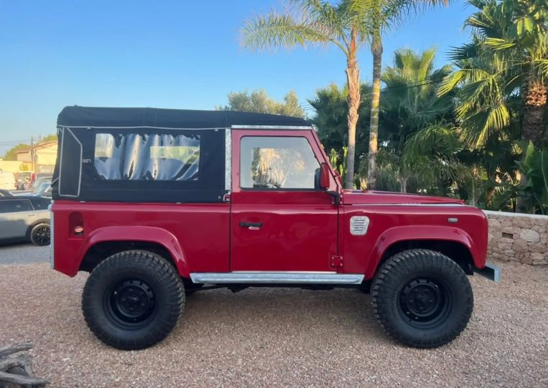 Land Rover Defender • 2002 • 23,000 km 2