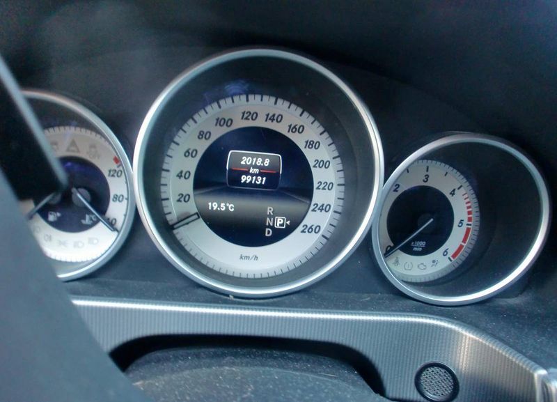 Mercedes-Benz E • 2013 • 99,200 km 4