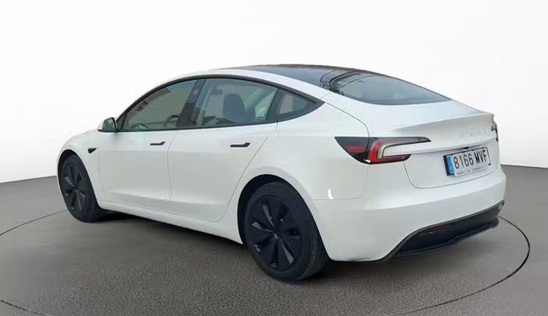 Tesla Model 3 • 2024 • 15,418 km 3