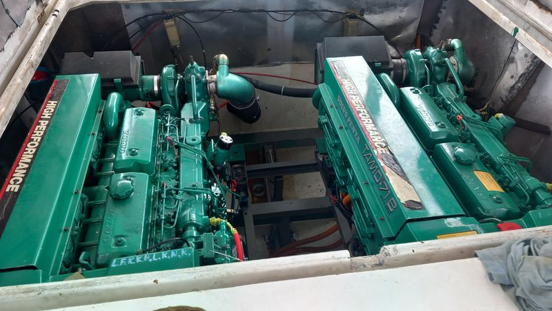 Volvo V70 • 2006 • 123,456 km 2