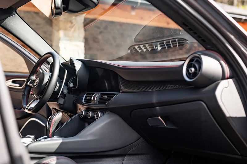 Alfa Romeo Giulia • 2020 • 36,500 km 12