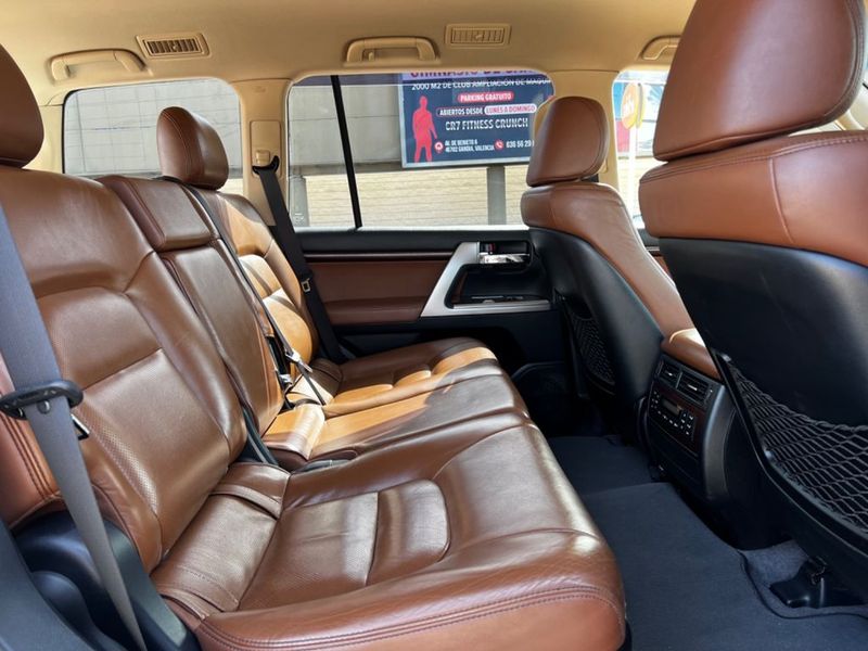 Toyota Land Cruiser • 2014 • 92,000 km 4