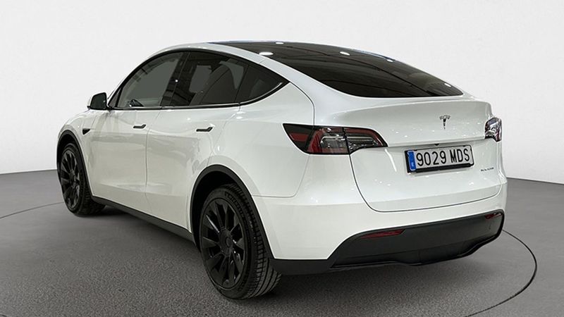 Tesla Model Y • 2023 • 8,890 km 4